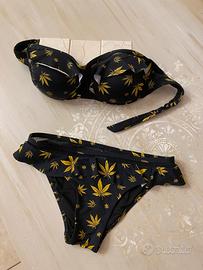 Bikini nero con foglie oro