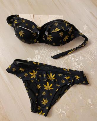 Bikini nero con foglie oro