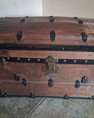 antico baule in legno con rinforzi ferro e ottone