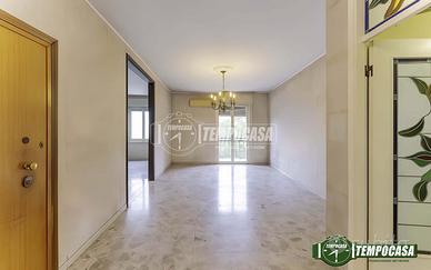 In contesto con servizio di portineria, 4 locali c