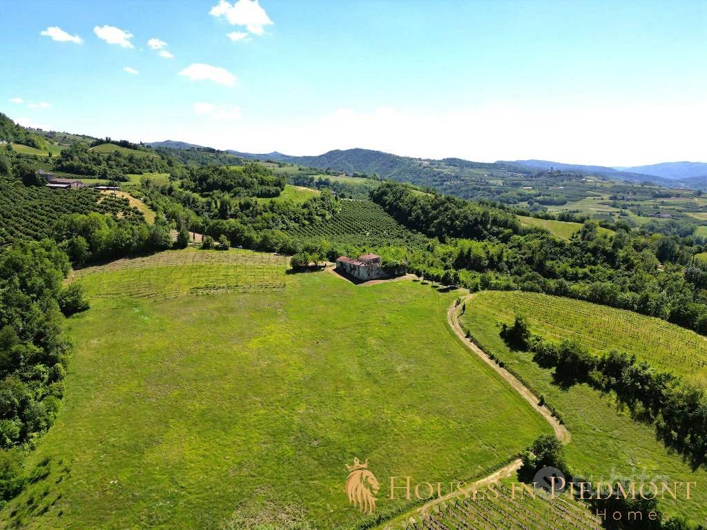Rustico / Casale di 350 m² con più di 5 locali a V - Vista 3