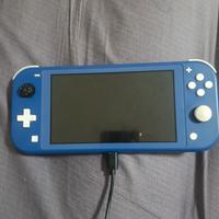 Nintendo Switch Lite blu e caricatore. 
