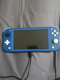 Nintendo Switch Lite blu e caricatore. 