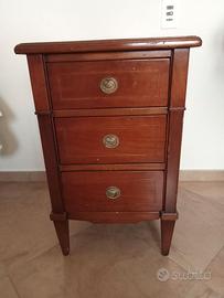 Comodino in legno