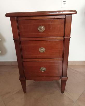 Comodino in legno