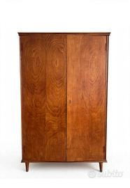 Armadio in legno con cassetti e specchio