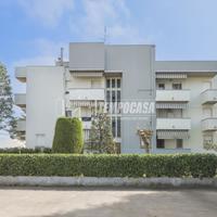 AMPIO APPARTAMENTO con 3 CAMERE E 2 BAGNI, GARAGE,