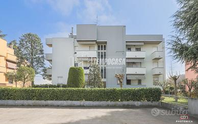 AMPIO APPARTAMENTO con 3 CAMERE E 2 BAGNI, GARAGE,