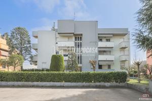 AMPIO APPARTAMENTO con 3 CAMERE E 2 BAGNI, GARAGE,