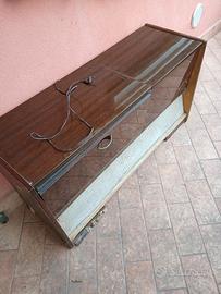 mobile vintage con radio e giradischi