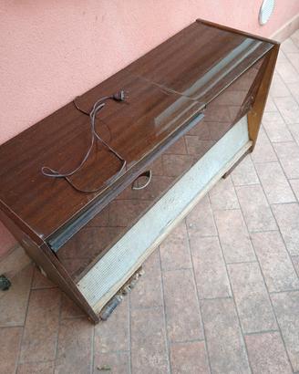 mobile vintage con radio e giradischi