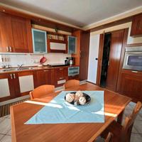 cucina in legno più elettrodomestici 