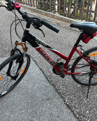 Bici Trek rossa e nera