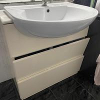 Specchio, lavandino, mobile bagno e lampadario