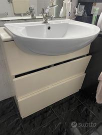 Specchio, lavandino, mobile bagno e lampadario