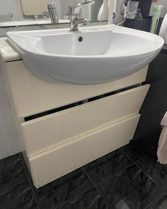 Specchio, lavandino, mobile bagno e lampadario