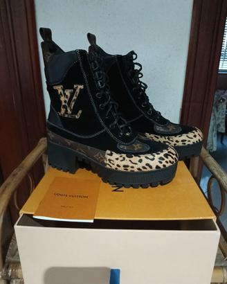 Stivaletti in pelle e camoscio maculato 