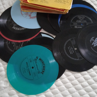 Dischi vinile 45 giri CD e cassette stereo libri