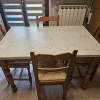 Tavolo da cucina più 4 Sedie 