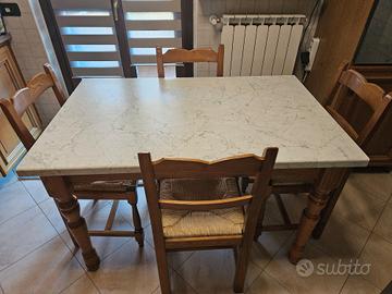 Tavolo da cucina più 4 Sedie 