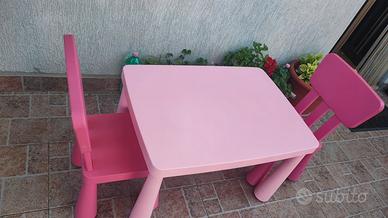 tavola Mammut rosa con una sedia