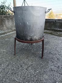 PENTOLONE CON PIEDISTALLO