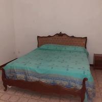 letto con testiera imbottita.