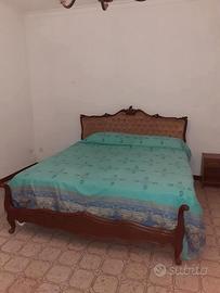 letto con testiera imbottita.