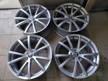 Cerchi in lega da 17 pollici alfa romeo modello ti