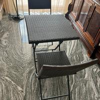 Tavolo e due sedie da esterno