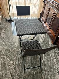 Tavolo e due sedie da esterno