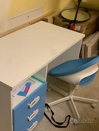 Scrivania e sedia