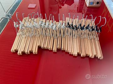 Stock di grucce appendiabiti in legno