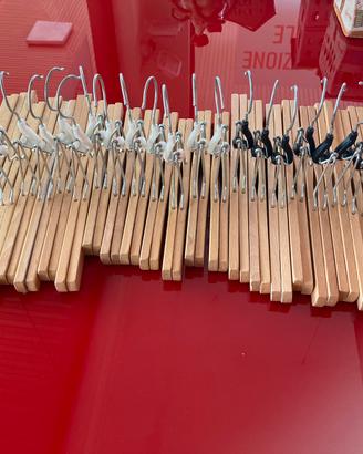Stock di grucce appendiabiti in legno