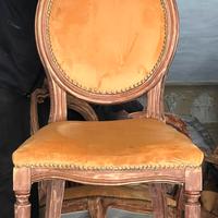 Sedia con struttura in legno e seduta in velluto