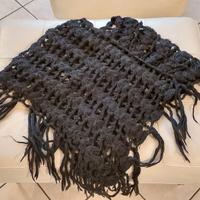 Mantella poncho nera con frange
