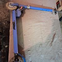 Monopattino  pieghevole  con ruote luminose