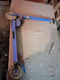 Monopattino  pieghevole  con ruote luminose