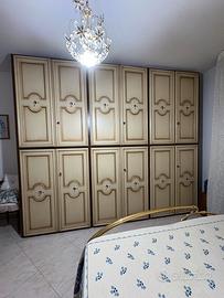Grande armadio 6 ante con sopralzo in legno