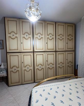 Grande armadio 6 ante con sopralzo in legno