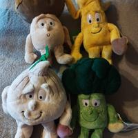 Lotto 4 pupazzi, ortaggi e frutta. con etichetta.