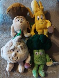 Lotto 4 pupazzi, ortaggi e frutta. con etichetta.