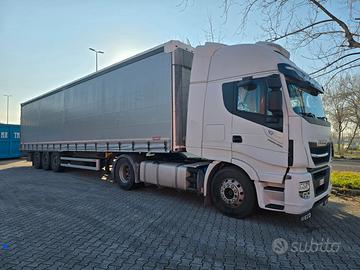 Trattore Stralis piu semirimorchio Schmitz