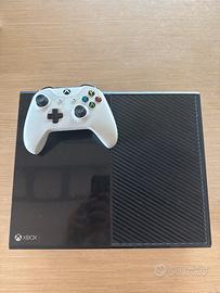 Xbox one usata con joystick e cinque giochi