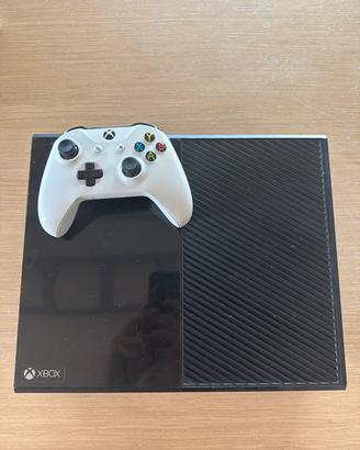 Xbox one usata con joystick e cinque giochi