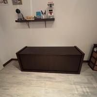 Credenza in legno scuro con ante scorrevoli
