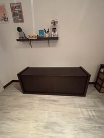 Credenza in legno scuro con ante scorrevoli