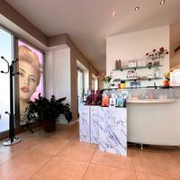 Locale pronto per attività di parrucchiera