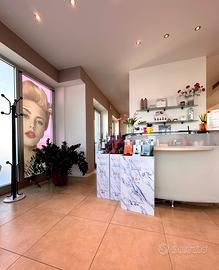 Locale pronto per attività di parrucchiera