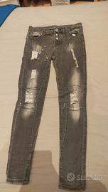 jeans neri strappati 